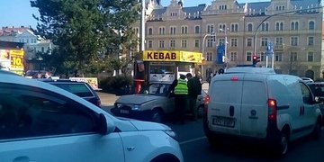 Tři nehody téměř současně komplikují dopravu na Plzeňsku