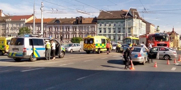 Nehoda zablokovala Klatovskou, na místě zraněná žena