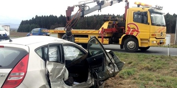 Po střetu vozidel jedno skončilo v poli v kotrmelcích