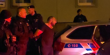 Muž ubodal svého bratra a otci zasadil téměř desítku bodnořezných ran