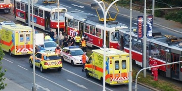 Na Karlovarské srazila tramvaj chodce