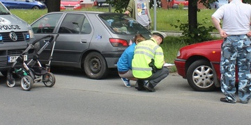 Střet vozidla se ženou s kočárkem