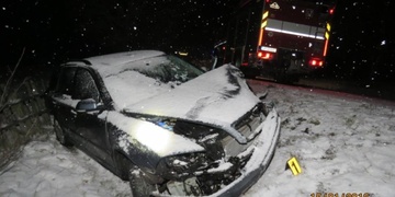 Jednadvacetiletá řidička podcenila zasněženou silnici