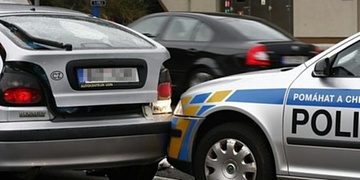 Řidič během couvání přehlédl stojící auto, bohužel pro něj bylo policejní