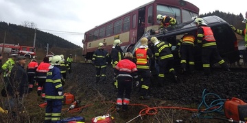 Foto, video: Nehoda vlaku a osobního vozidla na přejezdu v Tepličce