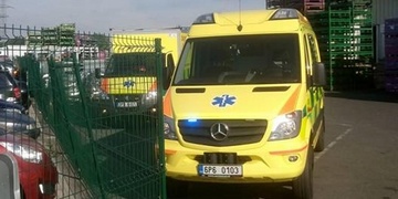 Muži uvízla ruka ve výrobní lince
