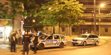 Policejní razie v centru Plzně i sebevrah na kolejích