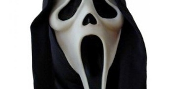 Dva měli černou kuklu a jeden masku "Vřískotu" 
