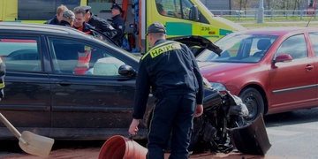 Za poslední hodinu čtyři nehody a minimálně pět lidí skončilo v nemocnicích
