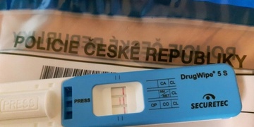 Kvůli drogám přišel o řidičák, přesto dál autem jezdil