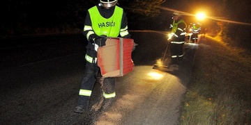 Nehoda kamionu uzavřela silnici, probíhá úklid