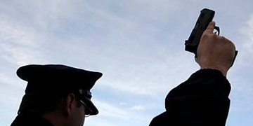 Policista použil i střelnou zbraň