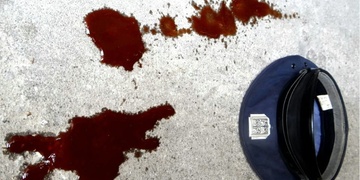 Snažil se násilím dostat do domu, pak zaútočil i na policistu