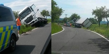 Kamion v příkopu omezil dopravu