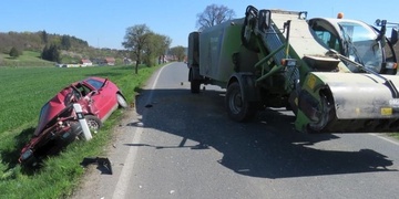 Další zemědělský stroj sešrotoval osobák a poslal řidiče do nemocnice