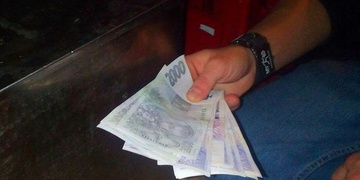 Barman v Pražské ulici vykradl šéfovi trezor