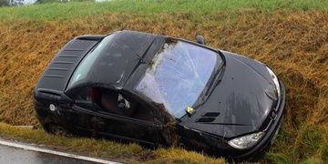 Mladá řidička nezvládla za deště své vozidlo a to se převrátilo