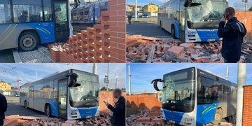 Autobus projel zdí