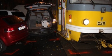 Nehoda tramvaje s několika auty