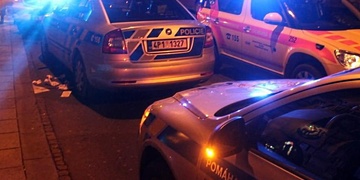 Neznámý muž bodl kolemjdoucího do zad