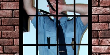 Chceš si kopnout, chceš si plivnout? Od toho tu je policie...