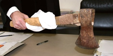 Mladíka napadl sekerou, naštěstí ho přihlížející odzbrojili