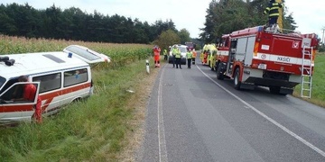 Nehoda osobního auta a sanitky převážející pacienty