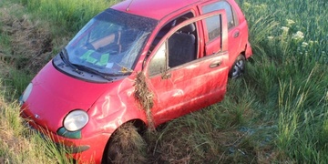 Tři vážné nehody během 20 minut: Auto přes střechu i v plotě, sražené ovce