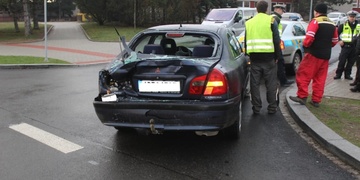 Sražený chlapec na přechodu i střet tramvaje s osobním autem