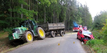 Střet osobního vozu s traktorem