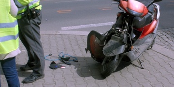 Střet vozidla a skútru skončil zraněním