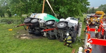 V Rabštejně se převrátil domíchávač betonu, ve vozidle je zaklíněn řidič!