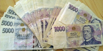 Nechal otevřené auto, v něm 50 000 korun, eura a platební karty