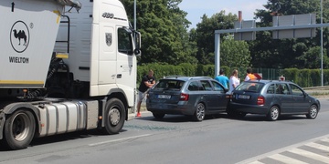 Kamion neubrzdil a narazil do osobních aut