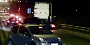 Osobní auto otočené do protisměru
