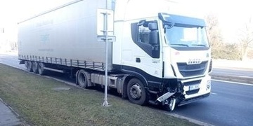 Řidič kamionu zřejmě přehlédl červenou