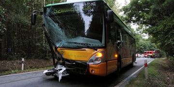 Výsledkem velké dopravní nehody je zcela zničený autobus i Škoda Octavia