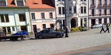 Řidič přehlédl sloup veřejného osvětlení, škoda 100 tisíc