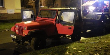 Neznámý žhář zapálil v noci na Slovanech Jeep Wrangler