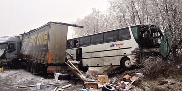 Nehoda autobusu, kamionu a osobního auta si vyžádala 18 zraněných