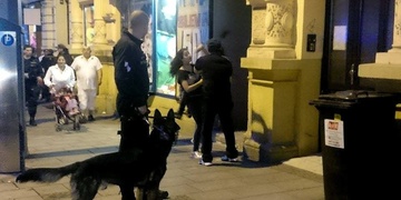 Brutálně napadl svou přítelkyni, pak ji nechal bezvládně ležet na chodníku