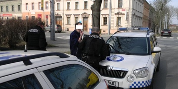 Řidič „hulil trávu“ přímo během jízdy
