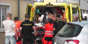 Rumun napadl kolegu nožem a pořezal ho v obličeji