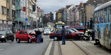 Dopravní nehoda zablokovala rušnou křižovatku včetně tramvajové dopravy