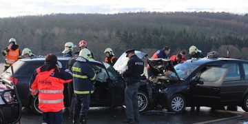 Velmi vážná, čelní nehoda, několik zraněných a řidič jednoho z vozů utekl z místa