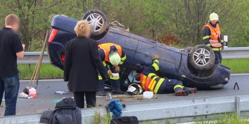Na Slovanech havarovalo a převrátilo se auto