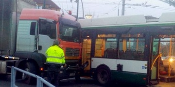 Nehoda trolejbusu a nákladního vozu U Prazdroje brzdí dopravu