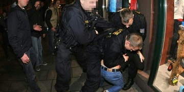 Rozkopal dveře a když nemohl utéct, napadl policejní hlídku