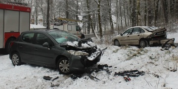 Řidička nezvládla zatáčku a havarovala do dalšího vozu
