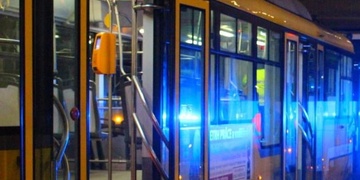 Neznámý pachatel zaútočil v tramvaji na dívku